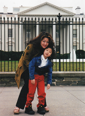 photo of Mindy Lam and her daughter in front of the White House